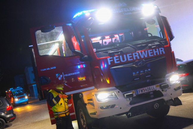 Vier Feuerwehren samt mehrerer Rettungsfahrzeuge bei vermeintlich grerem Brand in Ansfelden im Einsatz