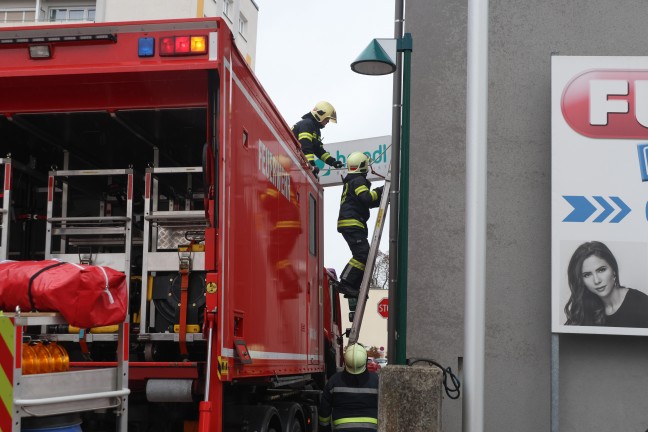 Sicherungseinsatz: LKW touchierte Leuchtreklame eines Geschfts in Wels-Innenstadt