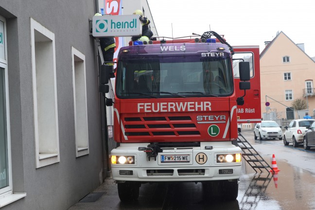 Sicherungseinsatz: LKW touchierte Leuchtreklame eines Geschfts in Wels-Innenstadt