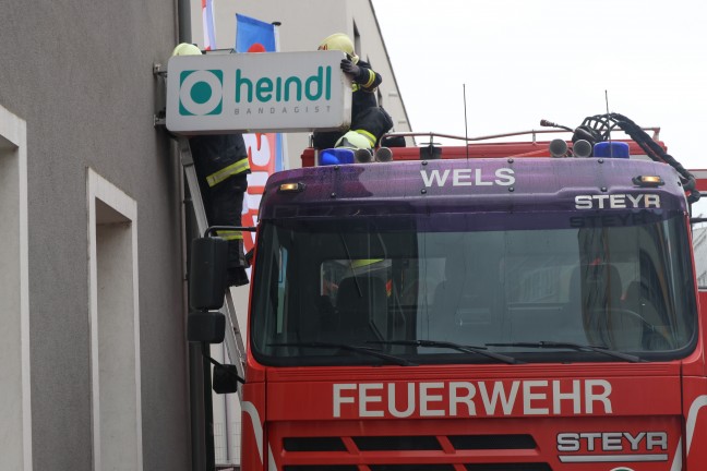 Sicherungseinsatz: LKW touchierte Leuchtreklame eines Geschfts in Wels-Innenstadt