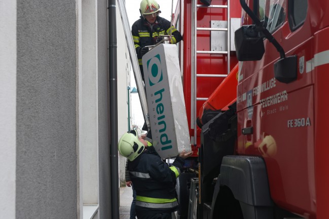 Sicherungseinsatz: LKW touchierte Leuchtreklame eines Geschfts in Wels-Innenstadt