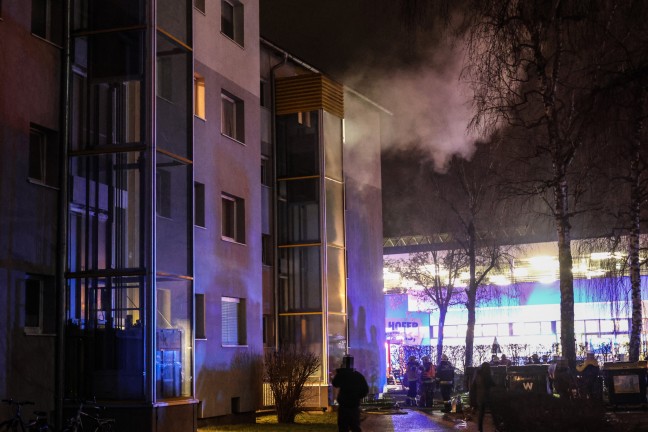 Groeinsatz bei Brand in einem Mehrparteienwohnhaus in Wels-Lichtenegg