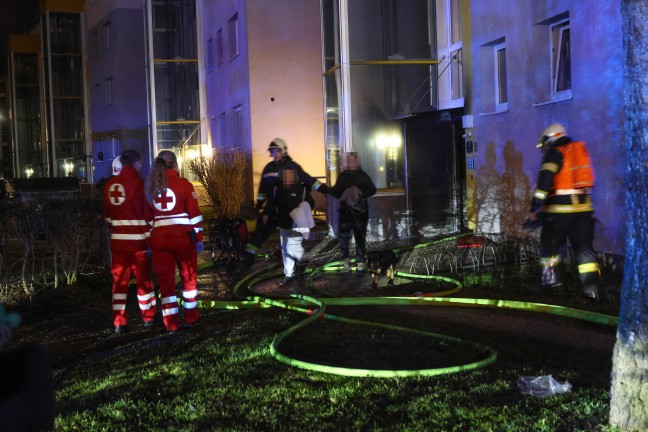 Groeinsatz bei Brand in einem Mehrparteienwohnhaus in Wels-Lichtenegg