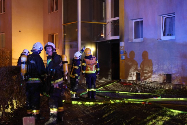 Groeinsatz bei Brand in einem Mehrparteienwohnhaus in Wels-Lichtenegg