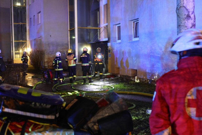 Groeinsatz bei Brand in einem Mehrparteienwohnhaus in Wels-Lichtenegg