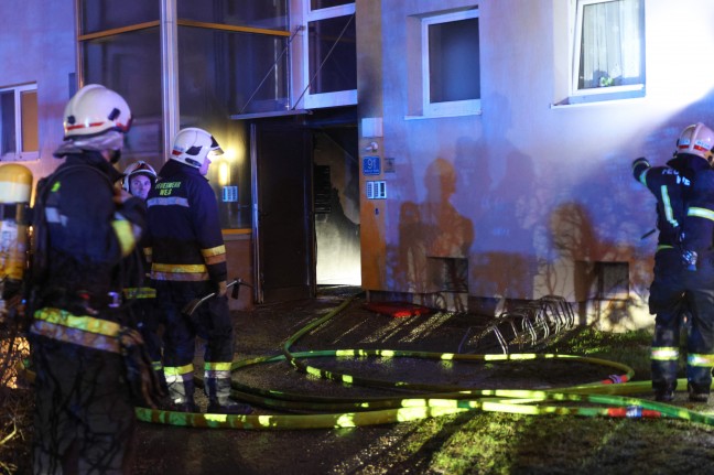 Groeinsatz bei Brand in einem Mehrparteienwohnhaus in Wels-Lichtenegg