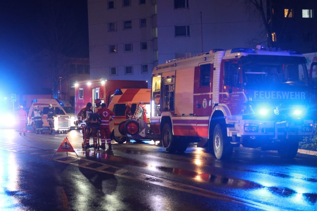 Groeinsatz bei Brand in einem Mehrparteienwohnhaus in Wels-Lichtenegg