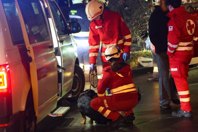 Groeinsatz bei Brand in einem Mehrparteienwohnhaus in Wels-Lichtenegg