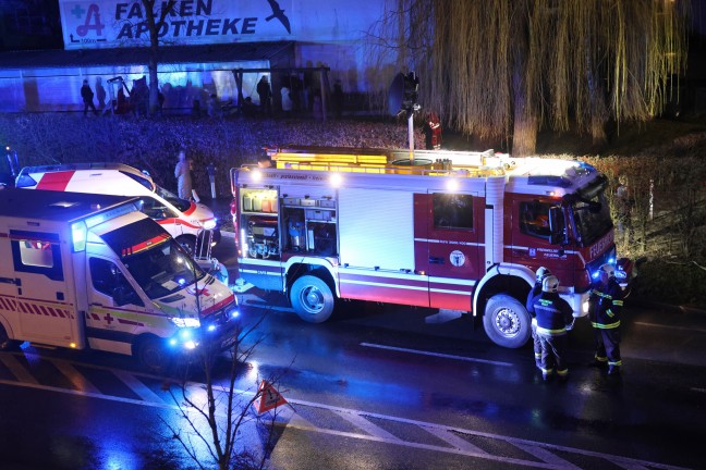 Groeinsatz bei Brand in einem Mehrparteienwohnhaus in Wels-Lichtenegg