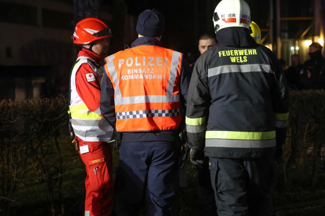 Groeinsatz bei Brand in einem Mehrparteienwohnhaus in Wels-Lichtenegg