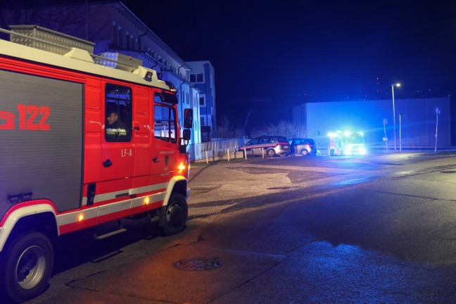 Nchtlicher Einsatz dreier Feuerwehren bei Brand in einer Betreuungseinrichtung in Leonding