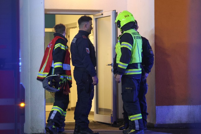 Nchtlicher Einsatz dreier Feuerwehren bei Brand in einer Betreuungseinrichtung in Leonding