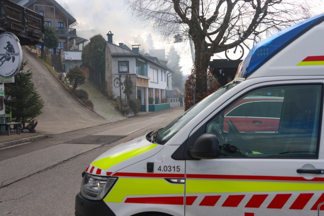 Drei Feuerwehren bei Dachstuhlbrand an einem Gebude in Gmunden im Einsatz