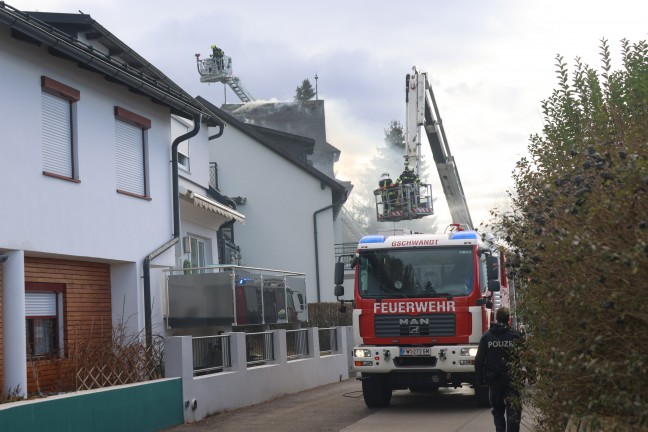 Drei Feuerwehren bei Dachstuhlbrand an einem Gebude in Gmunden im Einsatz