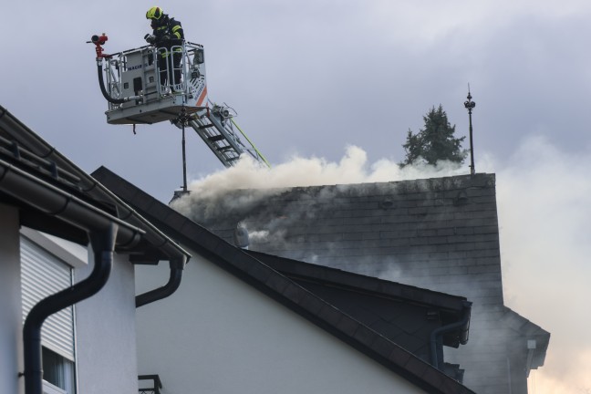 Drei Feuerwehren bei Dachstuhlbrand an einem Gebude in Gmunden im Einsatz