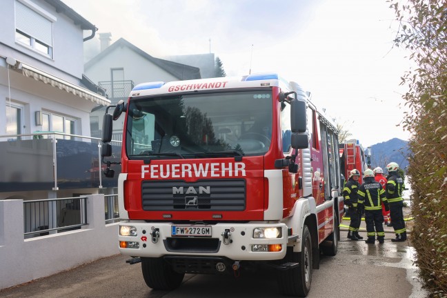 Drei Feuerwehren bei Dachstuhlbrand an einem Gebude in Gmunden im Einsatz