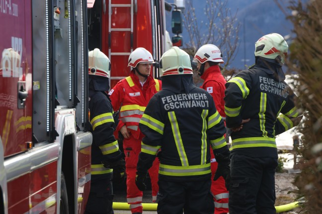 Drei Feuerwehren bei Dachstuhlbrand an einem Gebude in Gmunden im Einsatz