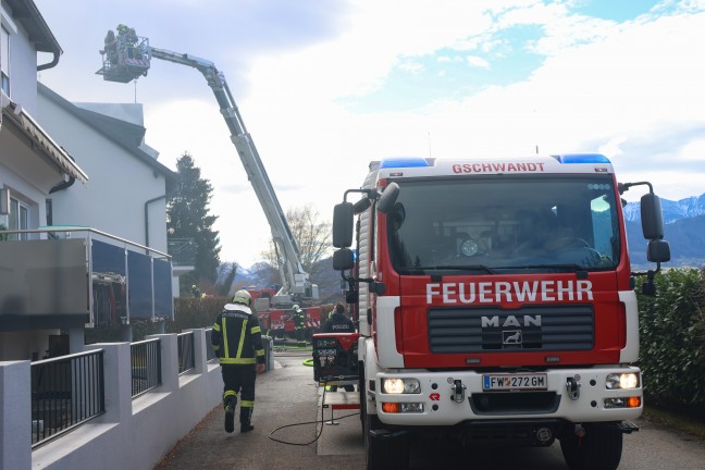 Drei Feuerwehren bei Dachstuhlbrand an einem Gebude in Gmunden im Einsatz