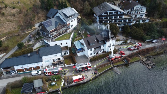 Drei Feuerwehren bei Dachstuhlbrand an einem Gebude in Gmunden im Einsatz