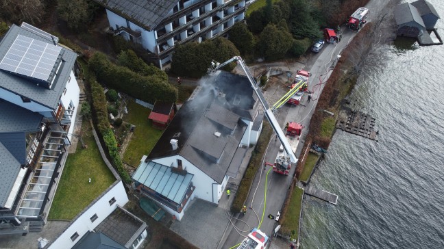 Drei Feuerwehren bei Dachstuhlbrand an einem Gebude in Gmunden im Einsatz