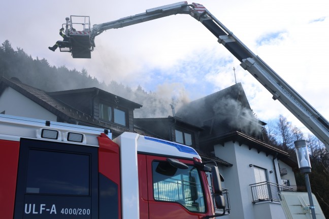 Drei Feuerwehren bei Dachstuhlbrand an einem Gebude in Gmunden im Einsatz