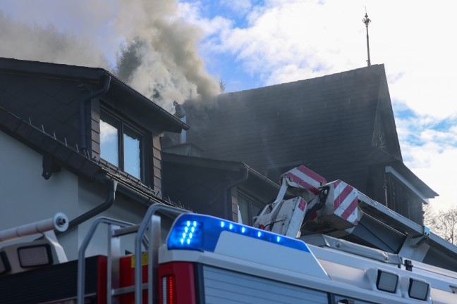 Drei Feuerwehren bei Dachstuhlbrand an einem Gebude in Gmunden im Einsatz