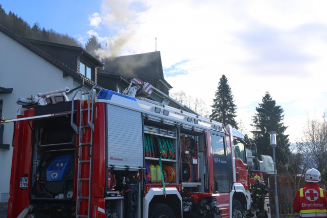 Drei Feuerwehren bei Dachstuhlbrand an einem Gebude in Gmunden im Einsatz