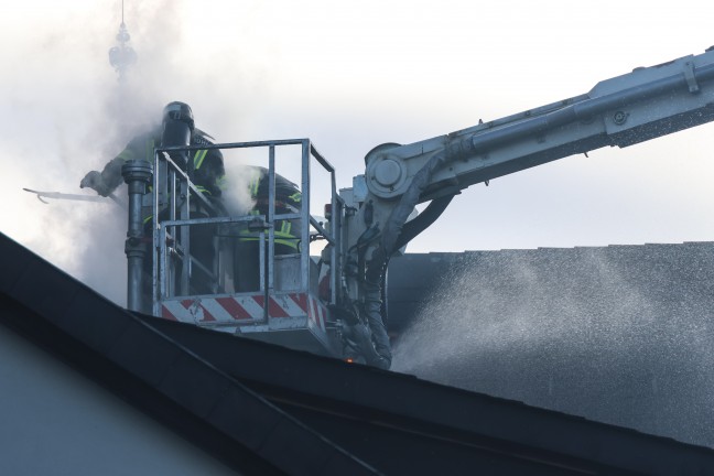 Drei Feuerwehren bei Dachstuhlbrand an einem Gebude in Gmunden im Einsatz