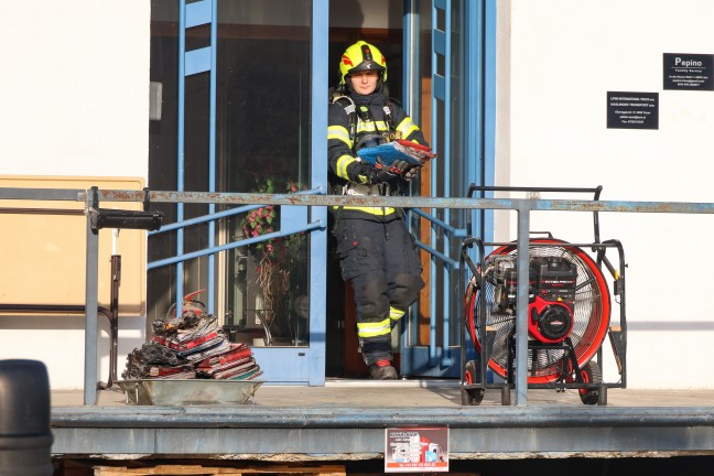 Brand im Brogebude eines Firmenkomplexes in Traun sorgt fr Einsatz zweier Feuerwehren