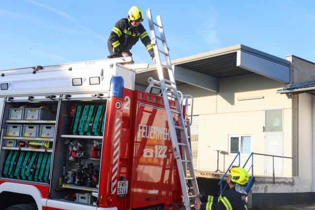 Brand im Brogebude eines Firmenkomplexes in Traun sorgt fr Einsatz zweier Feuerwehren