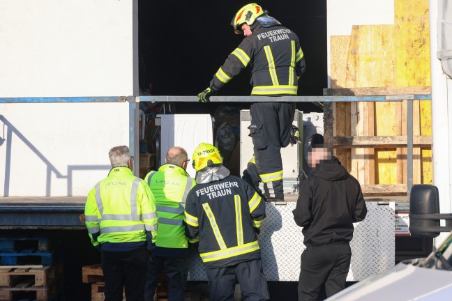 Brand im Brogebude eines Firmenkomplexes in Traun sorgt fr Einsatz zweier Feuerwehren