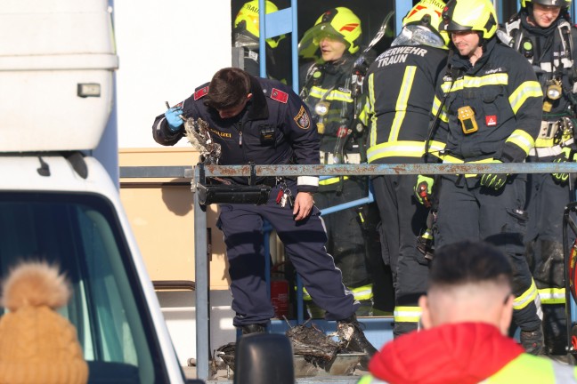 Brand im Brogebude eines Firmenkomplexes in Traun sorgt fr Einsatz zweier Feuerwehren