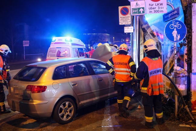 Auto bei Verkehrsunfall in Wels-Innenstadt gegen Plakatwand gekracht