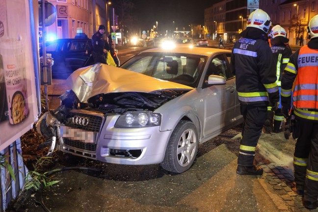 Auto bei Verkehrsunfall in Wels-Innenstadt gegen Plakatwand gekracht