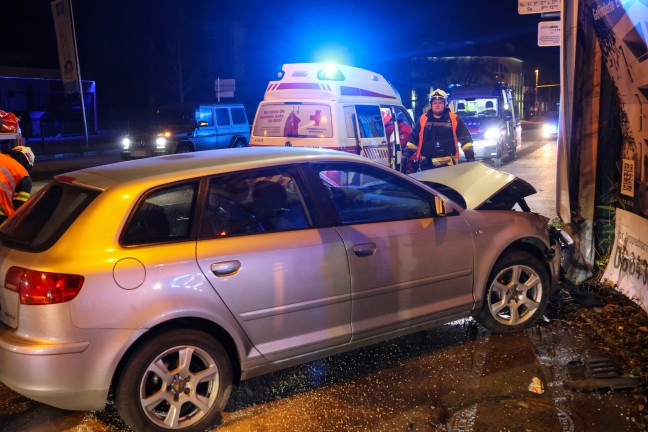 Auto bei Verkehrsunfall in Wels-Innenstadt gegen Plakatwand gekracht