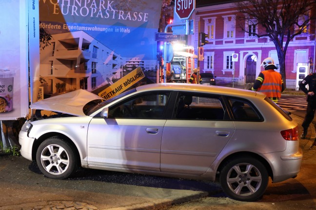 Auto bei Verkehrsunfall in Wels-Innenstadt gegen Plakatwand gekracht