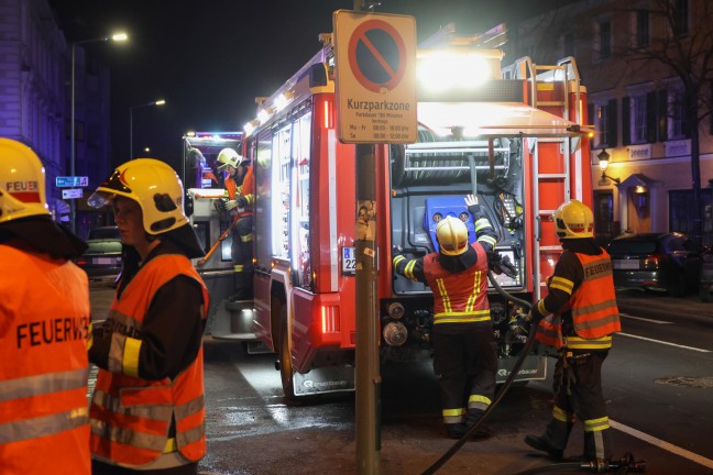 Auto bei Verkehrsunfall in Wels-Innenstadt gegen Plakatwand gekracht