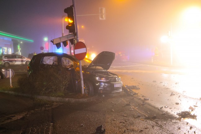 Verfolgungsjagd endet an Straensperre in Traun mit schwerem Crash und fnf teils Schwerverletzten