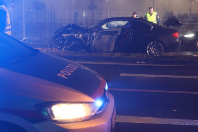 Verfolgungsjagd endet an Straensperre in Traun mit schwerem Crash und fnf teils Schwerverletzten