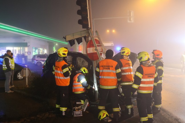 Verfolgungsjagd endet an Straensperre in Traun mit schwerem Crash und fnf teils Schwerverletzten