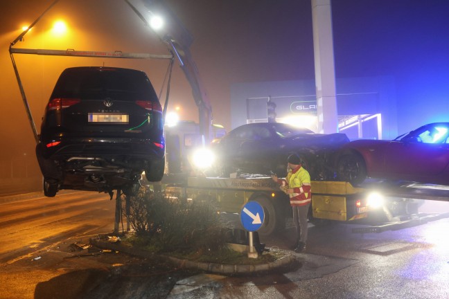 Verfolgungsjagd endet an Straensperre in Traun mit schwerem Crash und fnf teils Schwerverletzten