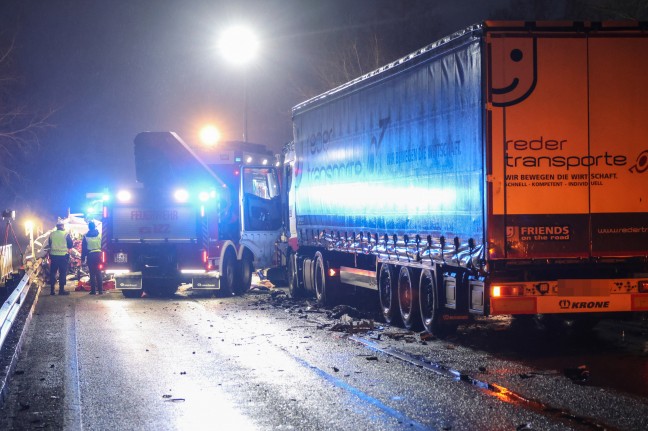 Tdlicher Frontalcrash: Autolenker starb bei Kollision mit LKW auf Kremstalstrae in Traun