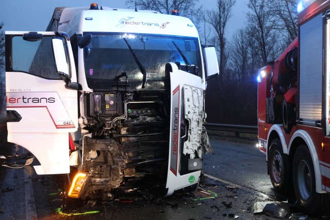 Tdlicher Frontalcrash: Autolenker starb bei Kollision mit LKW auf Kremstalstrae in Traun