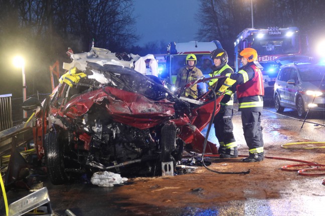 Tdlicher Frontalcrash: Autolenker starb bei Kollision mit LKW auf Kremstalstrae in Traun