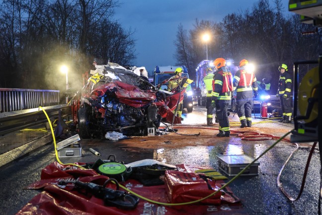 Tdlicher Frontalcrash: Autolenker starb bei Kollision mit LKW auf Kremstalstrae in Traun