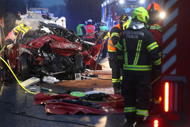 Tdlicher Frontalcrash: Autolenker starb bei Kollision mit LKW auf Kremstalstrae in Traun