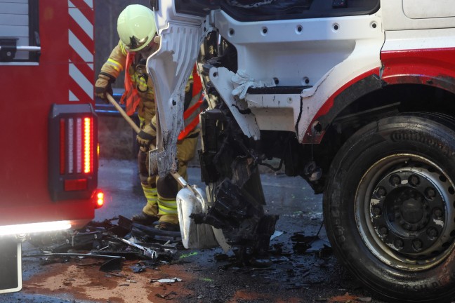 Tdlicher Frontalcrash: Autolenker starb bei Kollision mit LKW auf Kremstalstrae in Traun