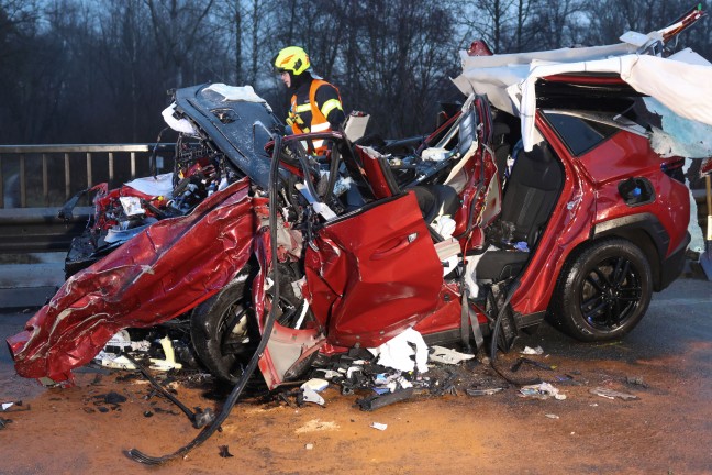 Tdlicher Frontalcrash: Autolenker starb bei Kollision mit LKW auf Kremstalstrae in Traun