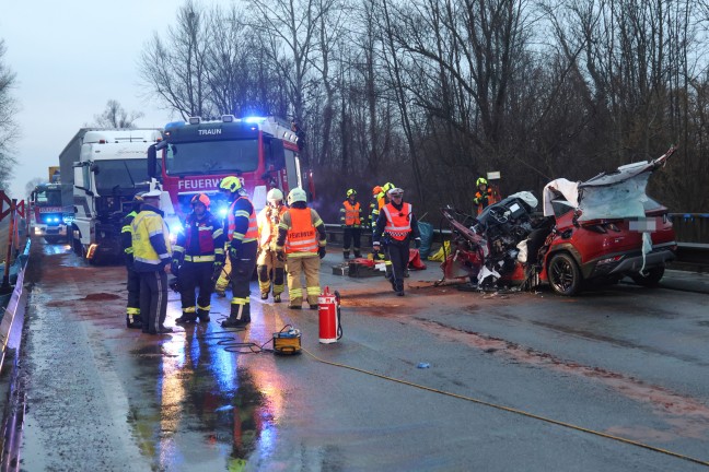 Tdlicher Frontalcrash: Autolenker starb bei Kollision mit LKW auf Kremstalstrae in Traun