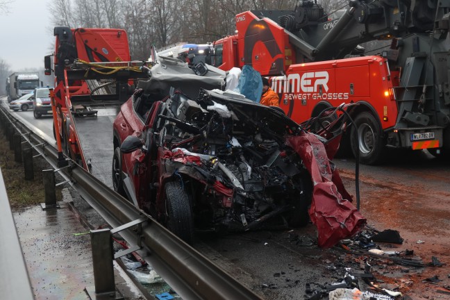 Tdlicher Frontalcrash: Autolenker starb bei Kollision mit LKW auf Kremstalstrae in Traun